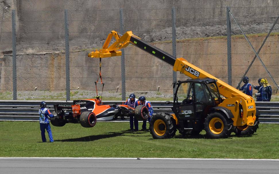 La McLaren di Vandoorne rimossa dalla pista. Afp
